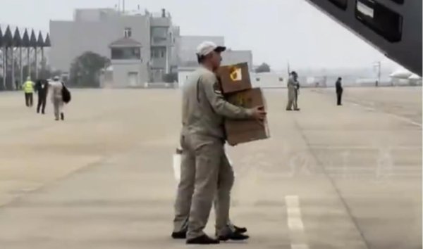 10倍杠杆平台 买买买！俄罗斯飞行员又来“扫货”了：成箱啤酒抱上运输机，还有人带走“东风-5C”模型